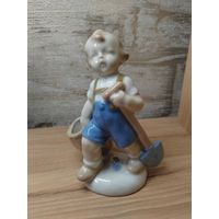 Статуэтка .Мальчик с лопатой. Германия.
