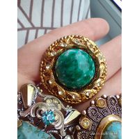 Брошь с пекинским зелёным стеклом