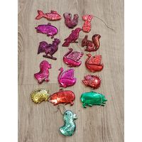 16 ёлочных игрушек.